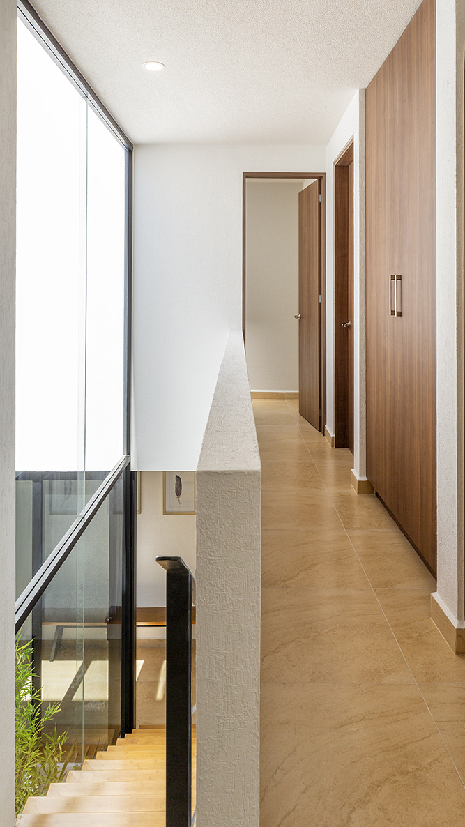 3 de 6: Distribuidor y doble altura en jardin interior