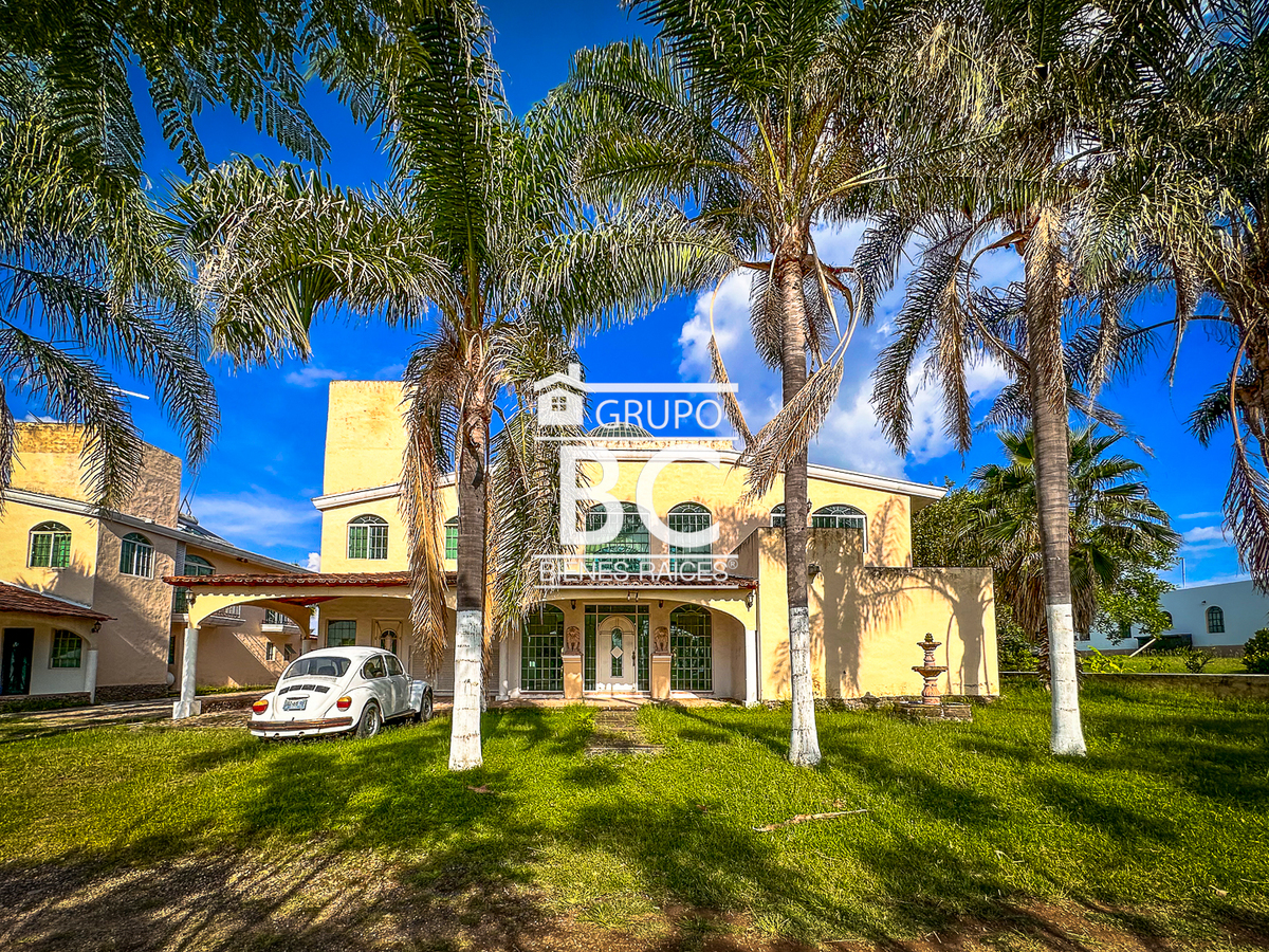 1 de 22: Fachada principal