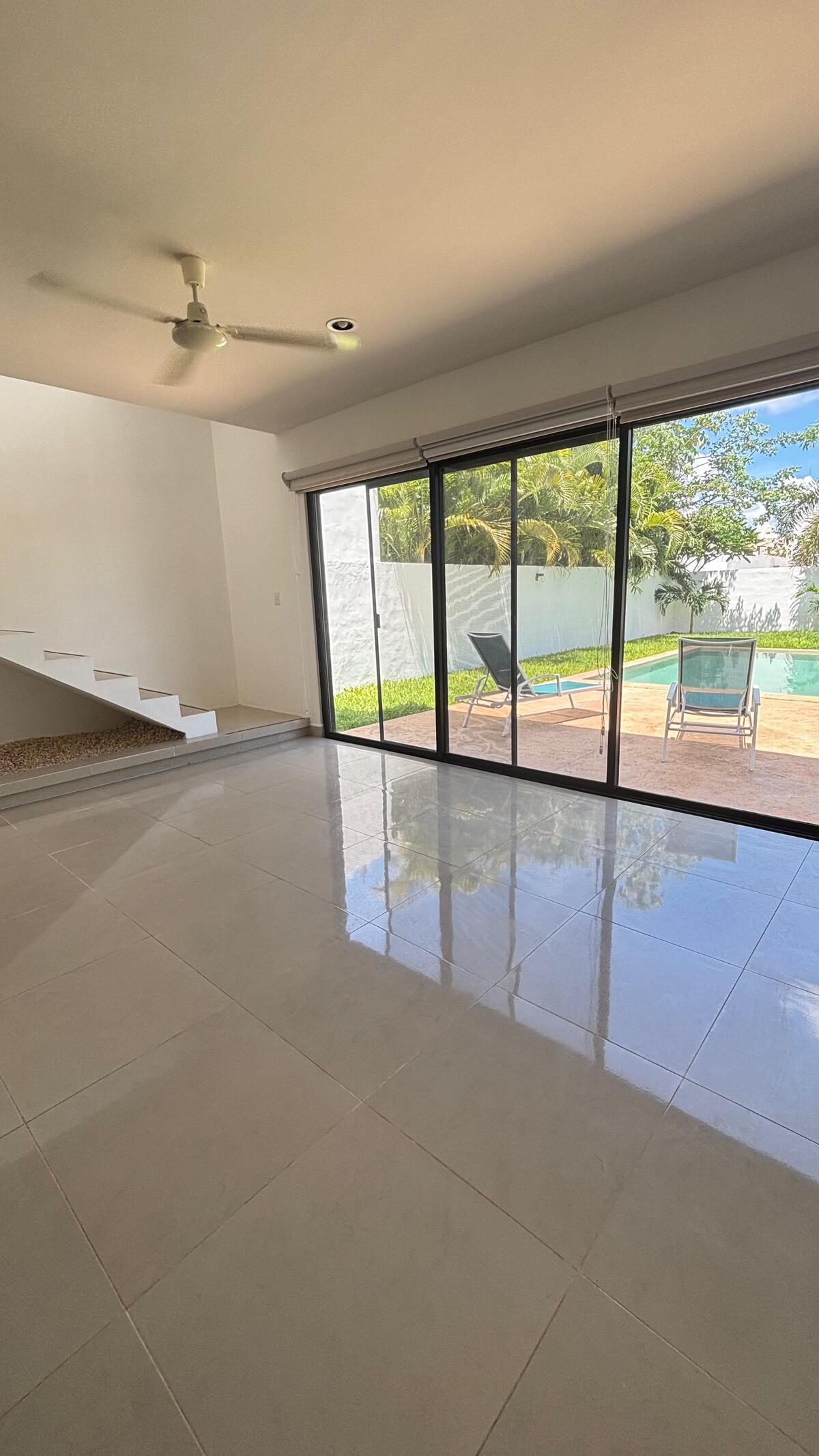 5 de 28: Sala y comedor con vista a jardin y alberca