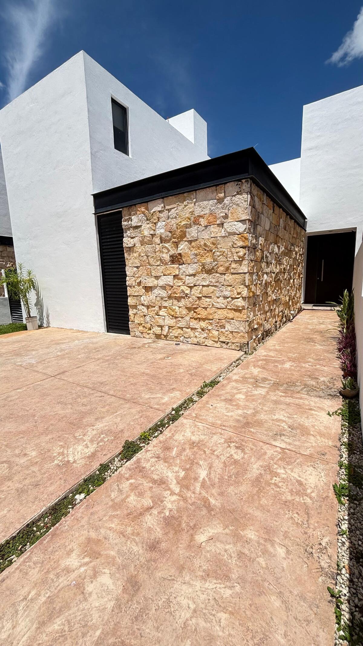 1 de 28: Puerta de entrada principal