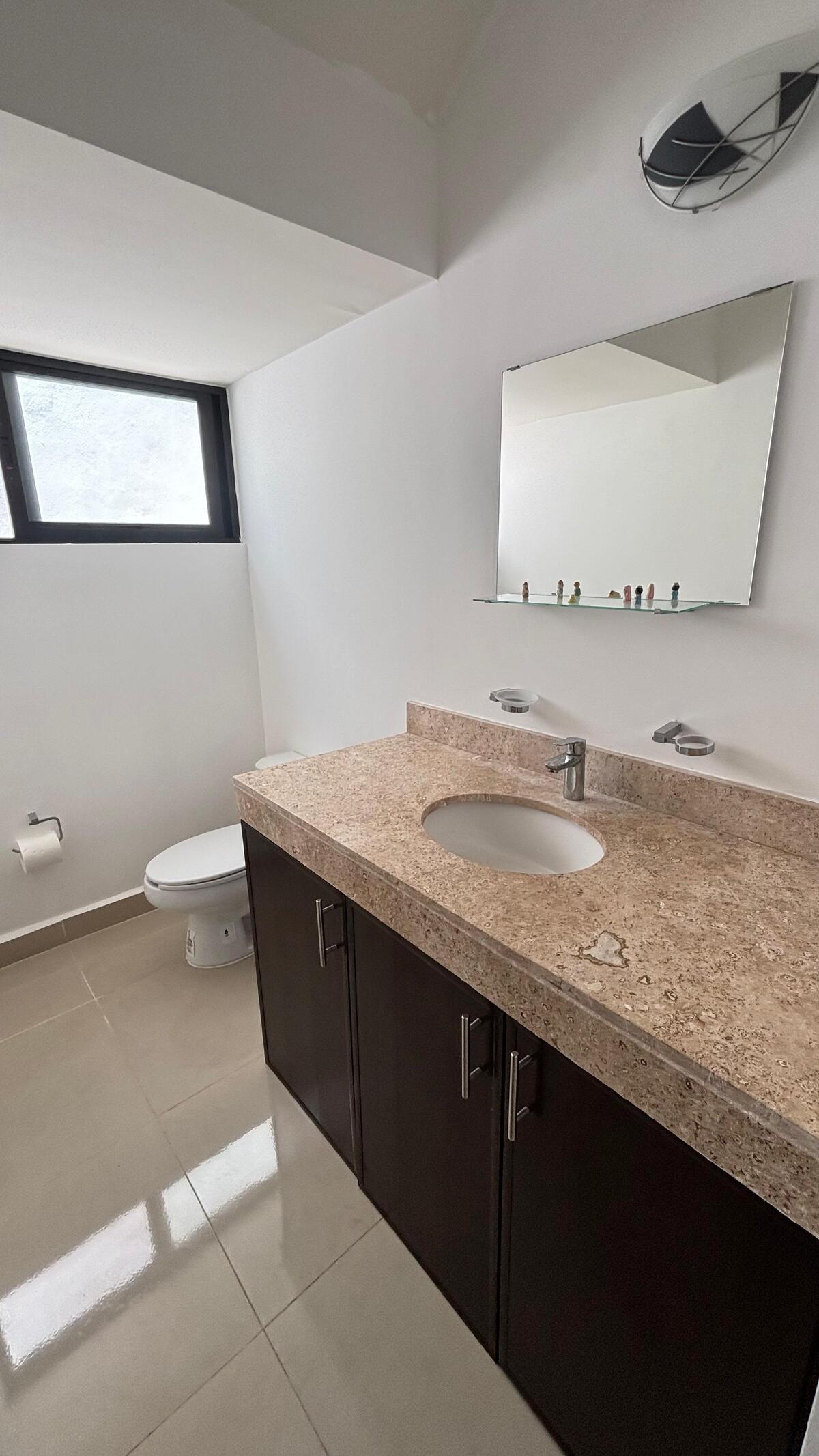 9 de 34: medio baño de visitas