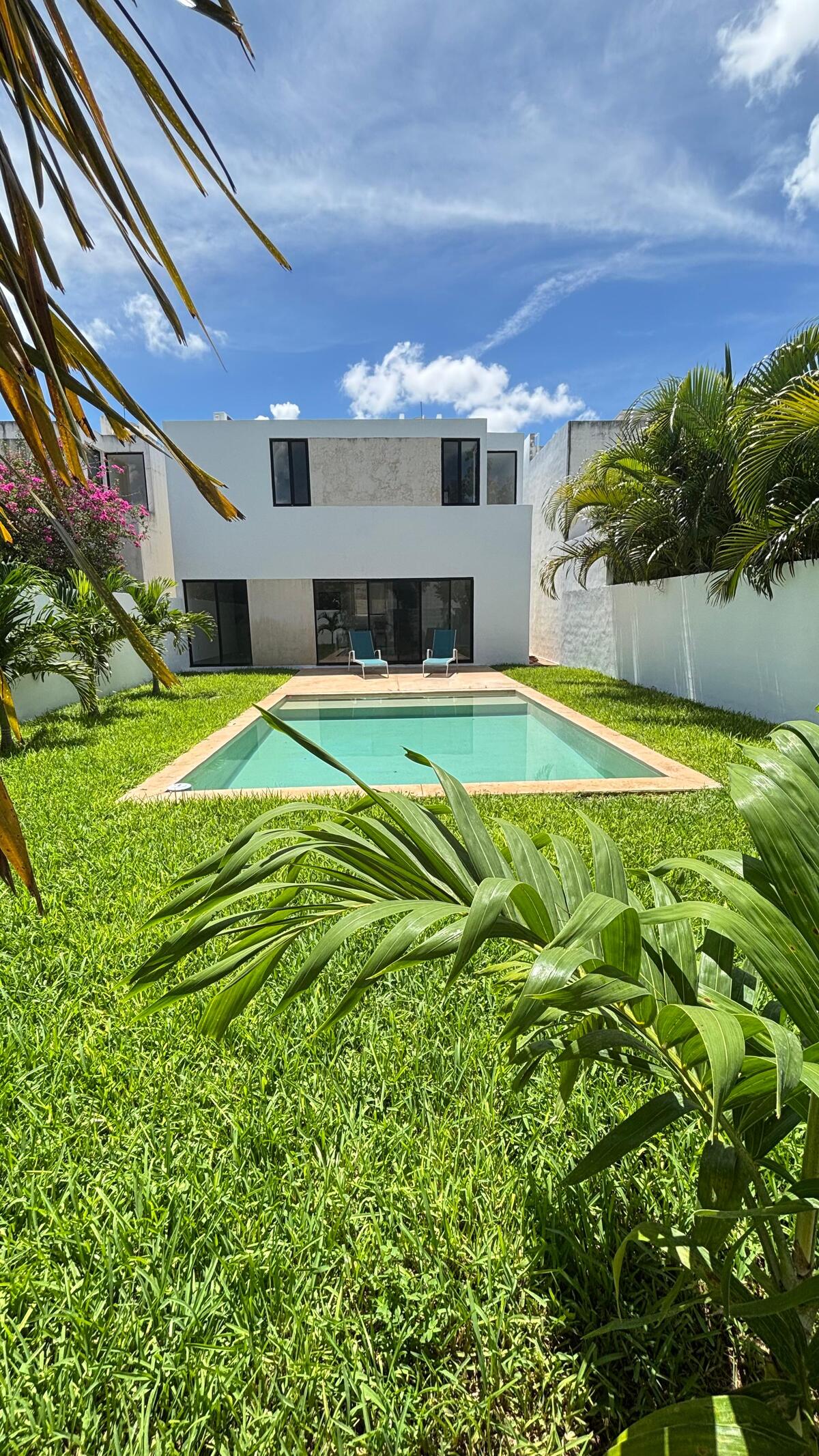 1 de 34: alberca y jardin