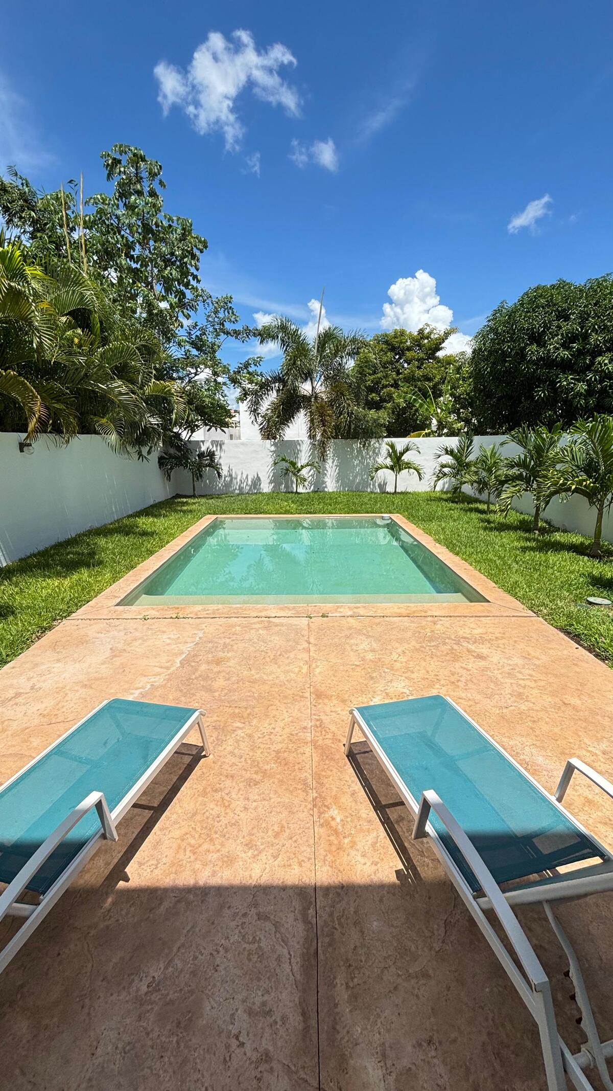 10 de 34: alberca y jardin