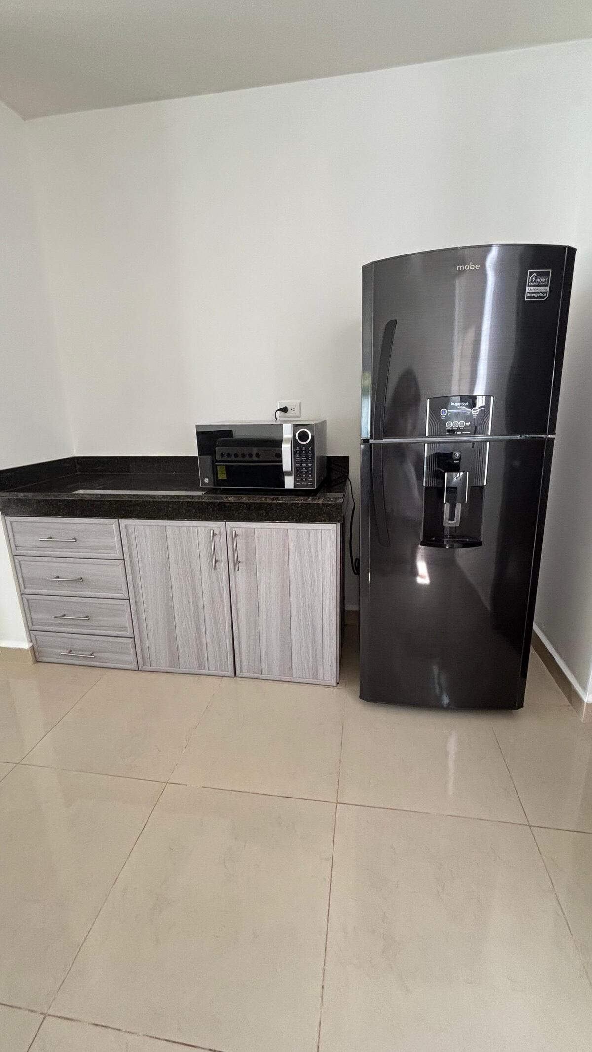 12 de 34: cocina equipada con refregerador