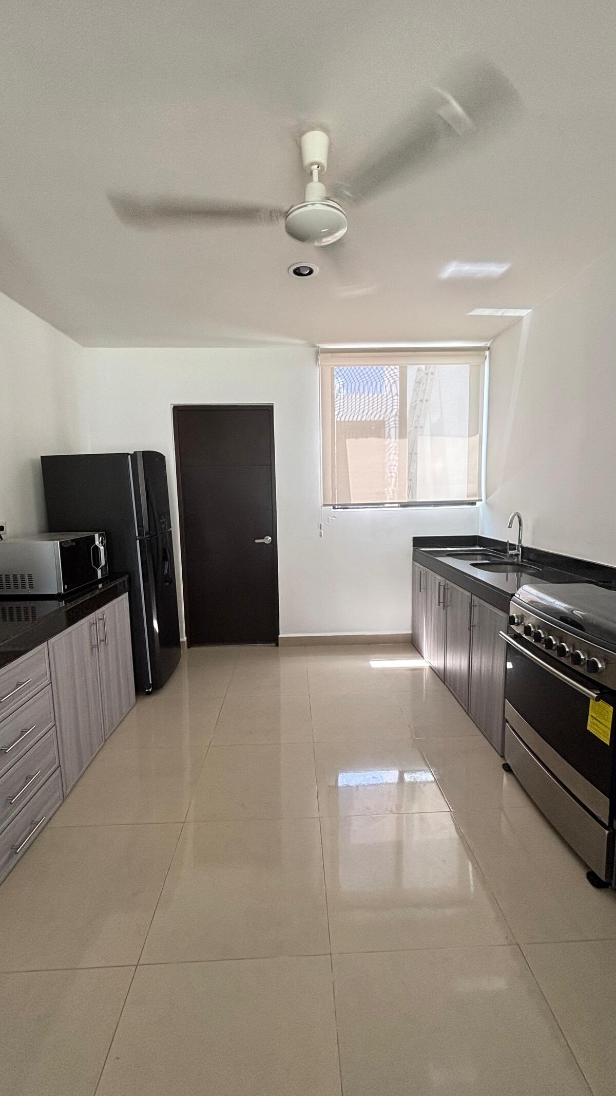 16 de 34: cocina con acceso a cuarto de servicio