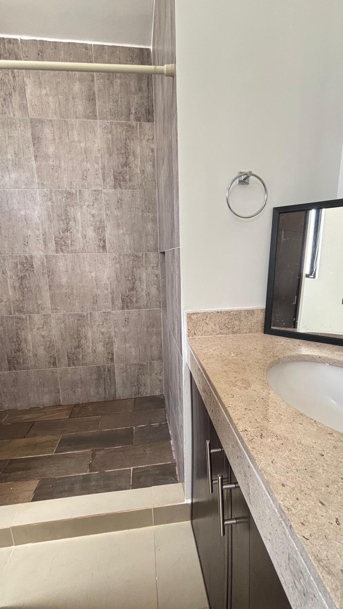 24 de 34: baño de recamara secundaria