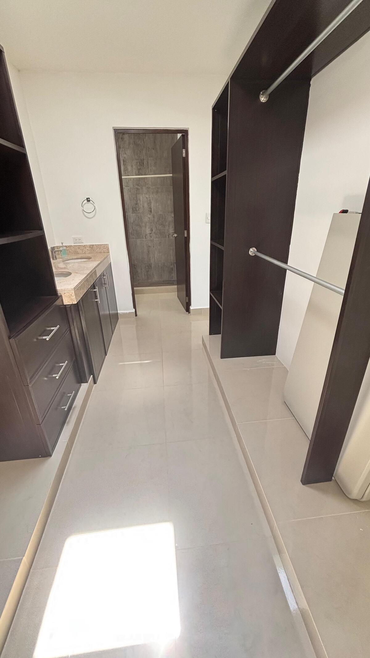 19 de 34: closet vestidor recamara principal