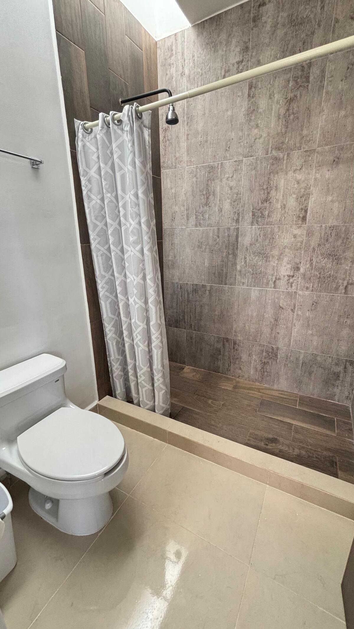 25 de 34: baño de recamara secundaria