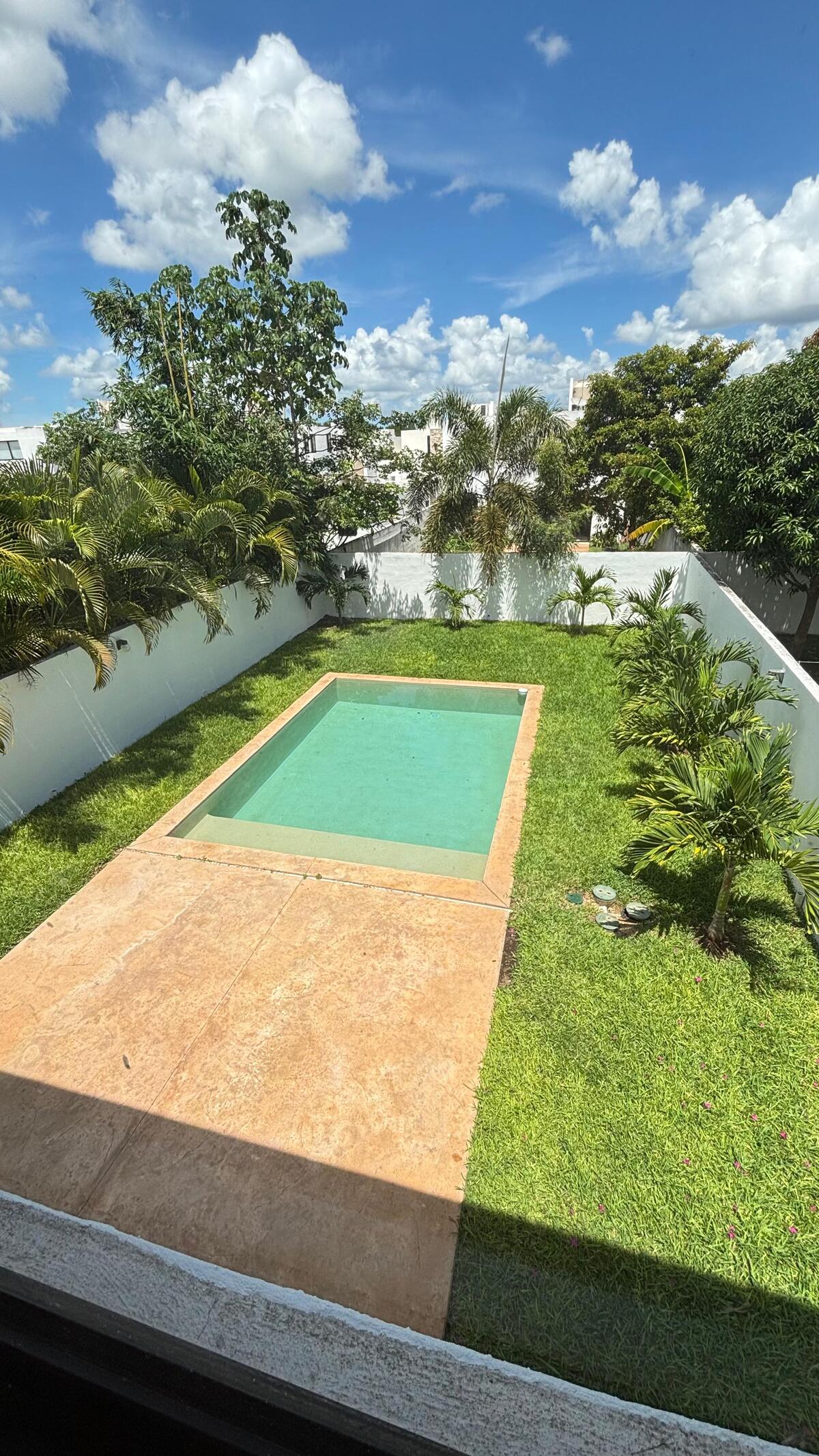 11 de 34: vista desde el segundo piso de alberca y jardin