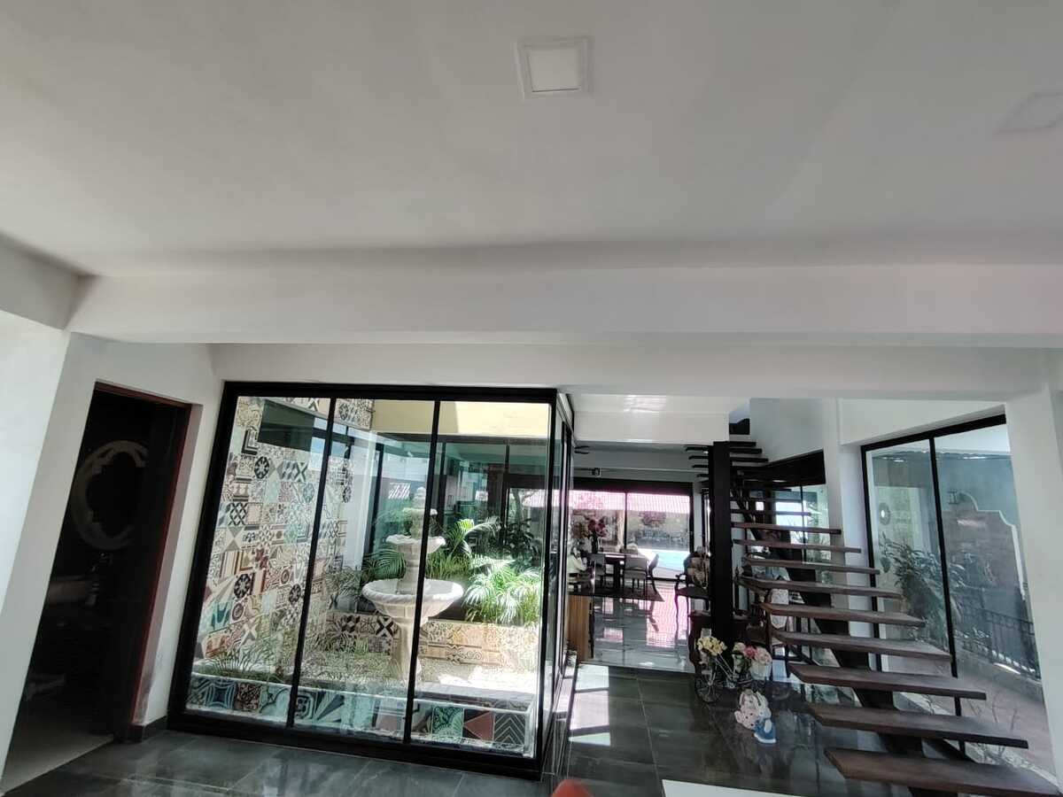 4 of 19: CUBO DE LUZ Y ESCALERAS PARA EL SEGUNDO PISO