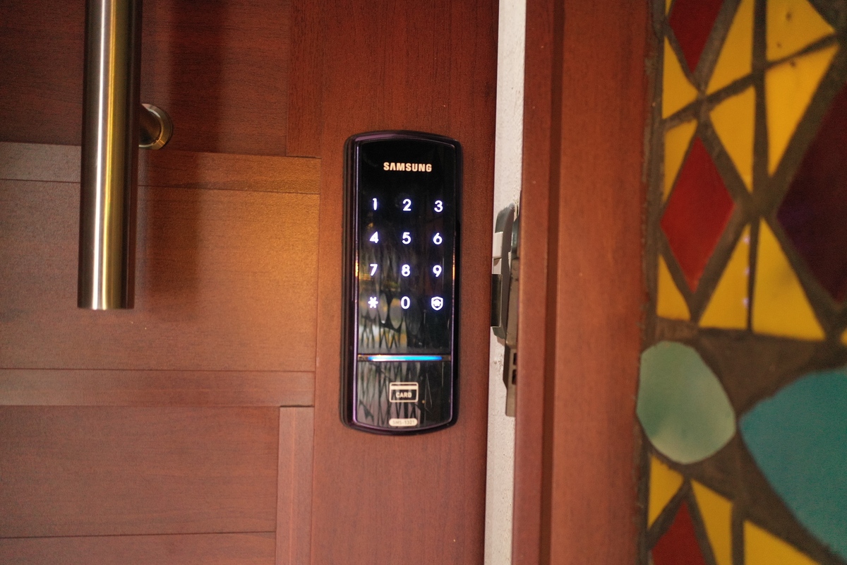 4 of 10: Chapa de seguridad