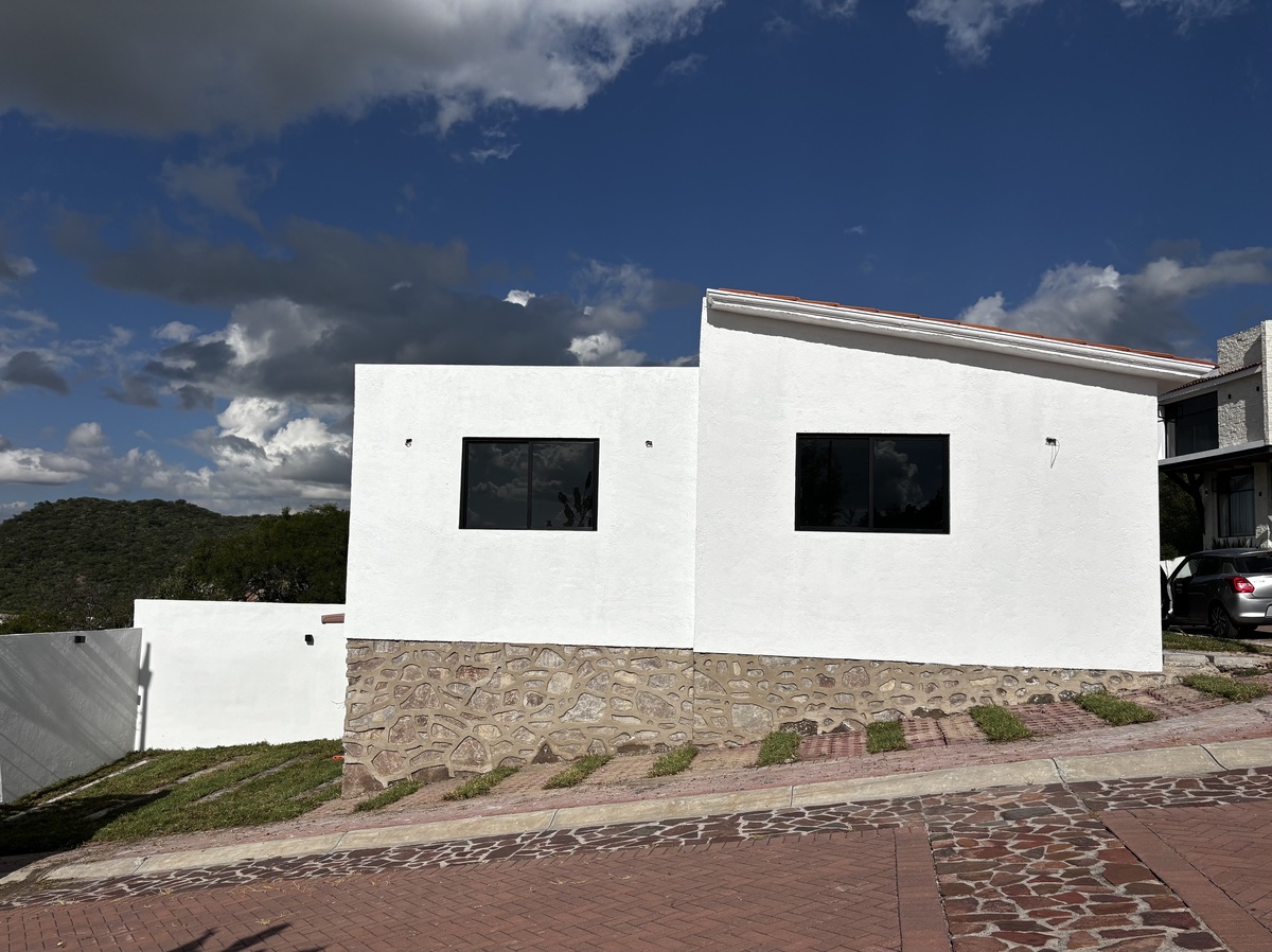 10 of 15: Fachada lateral