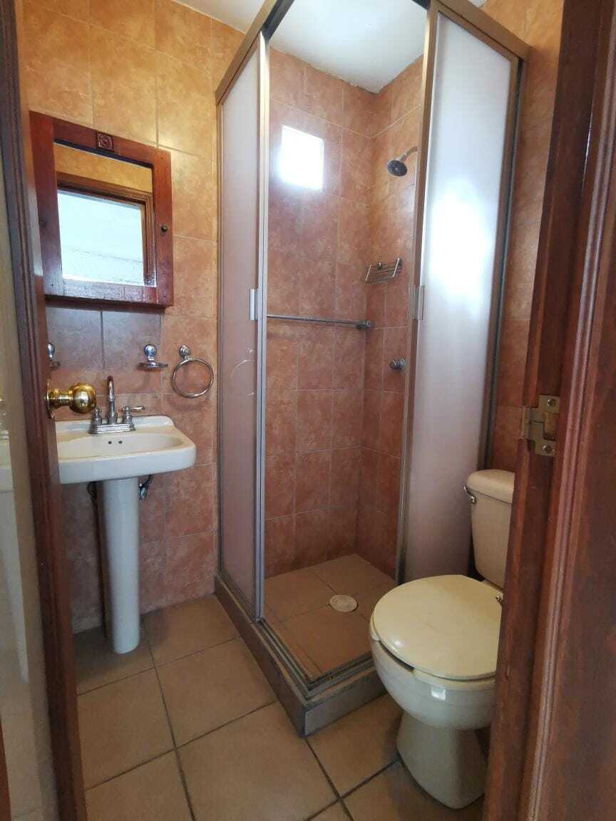 4 of 18: Baño