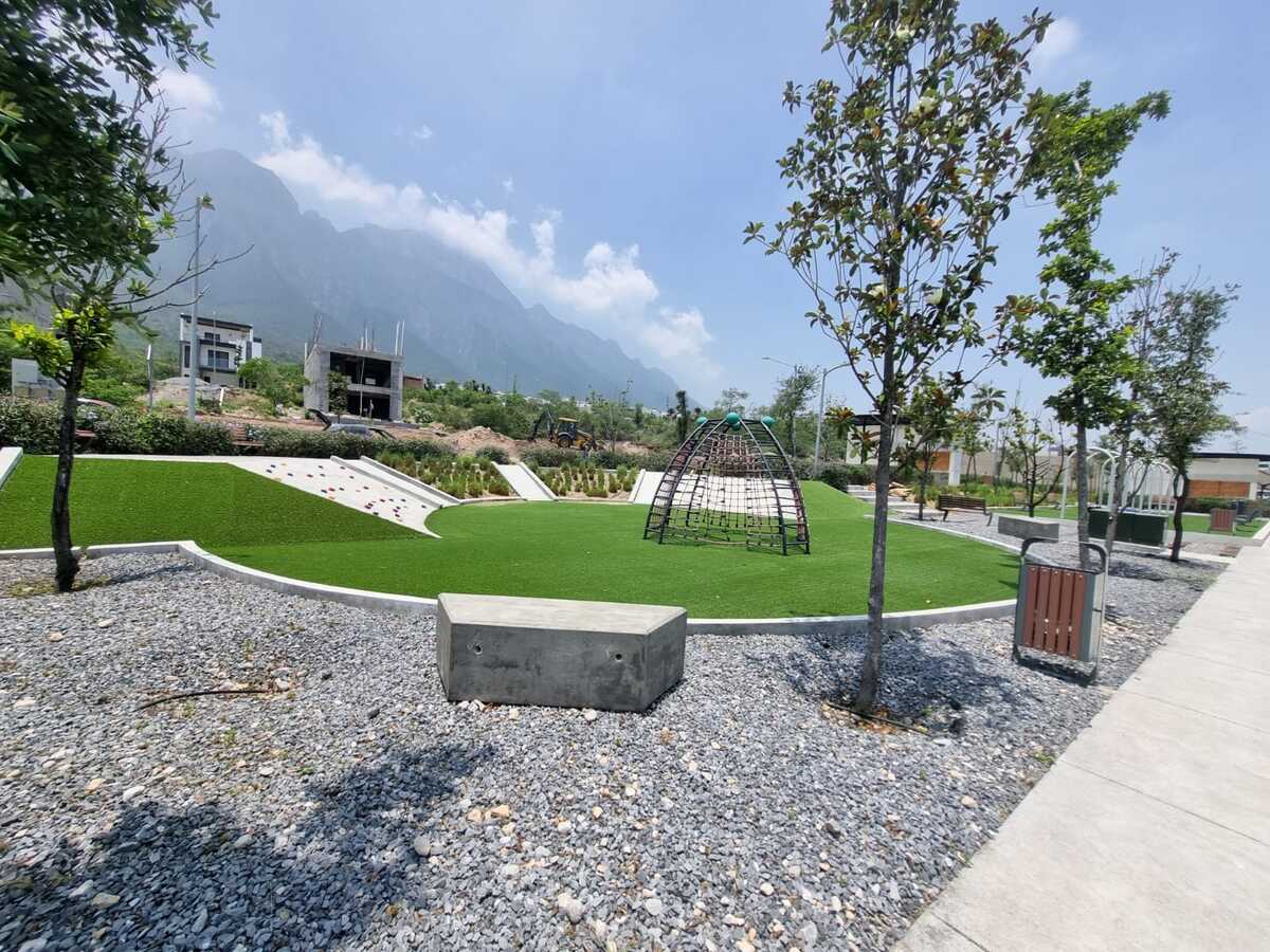 28 de 28: PARQUE FRENTE A LA CASA