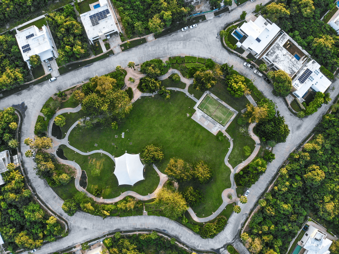 20 de 24: Vista aérea de las amenidades. La casa está a 80m del parque