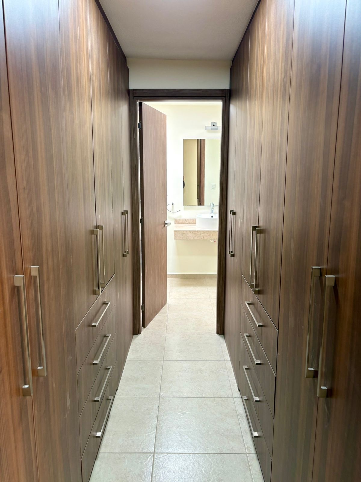 4 de 14: Vestidor Recámara PrincipalC