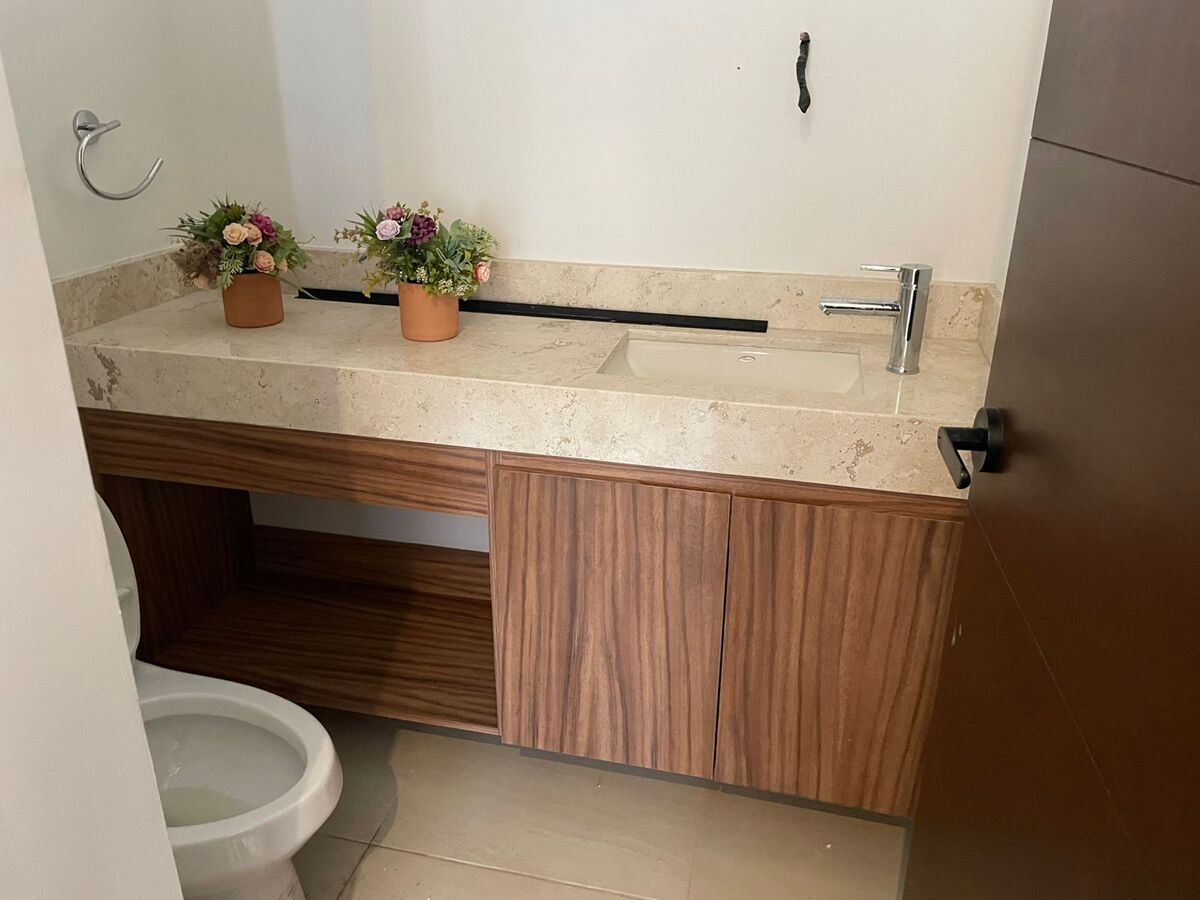 7 de 18: medio baño de visitas