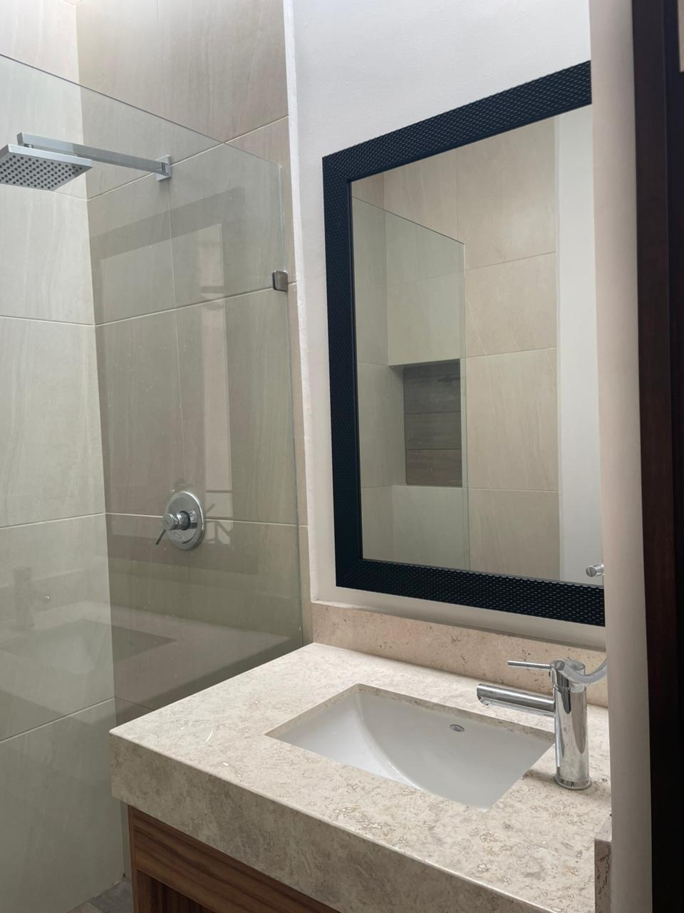 13 de 18: Baño con espejo y Mampara de Cristal