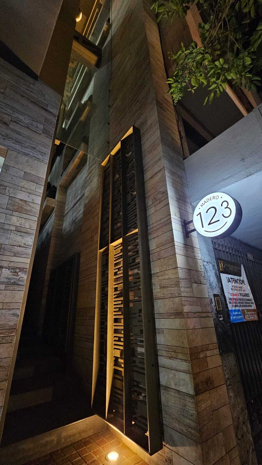 1 of 18: Fachada