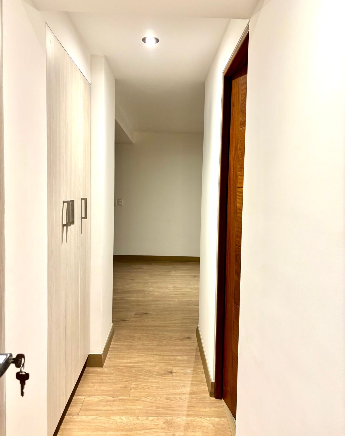 9 de 14: Dormitorio Secundario 1 con baño incorporado y super closet