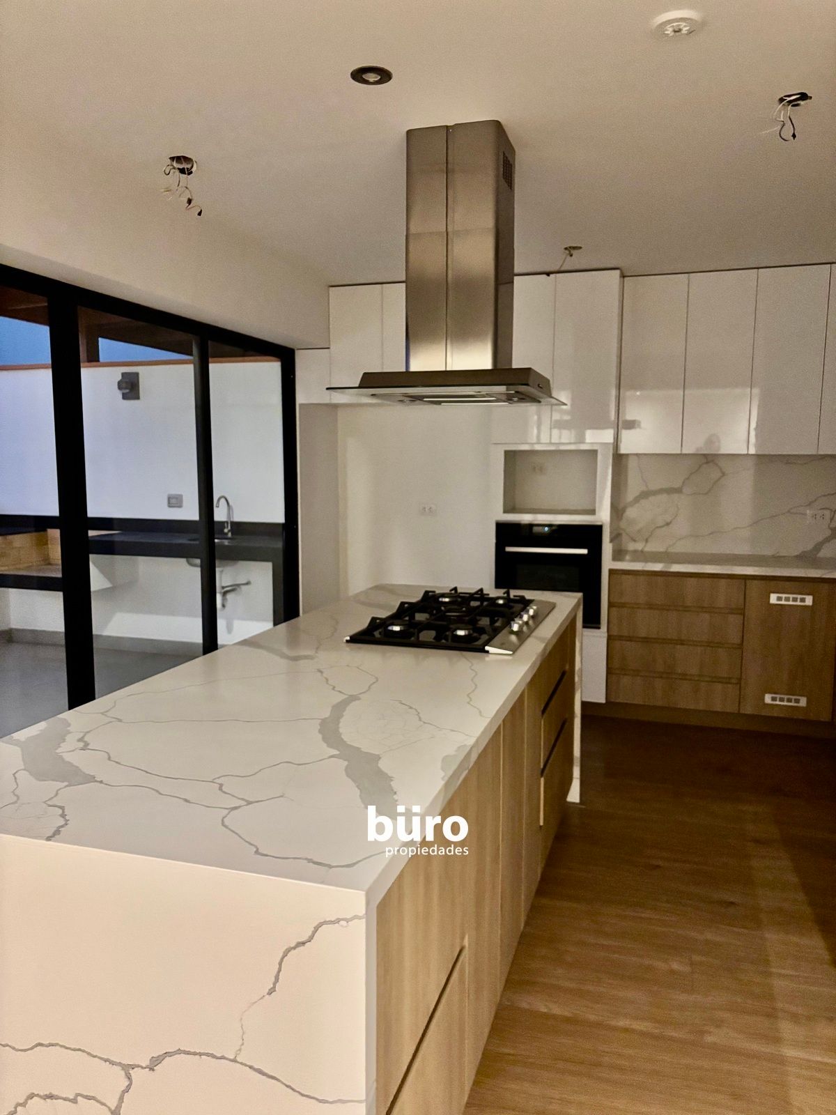 6 de 14: Cocina abierta con isla, acabados muy finos