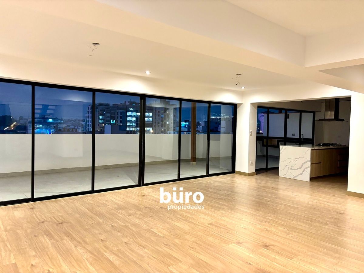 2 de 14: Sala y Comedor con salida a linda terraza con BBQ