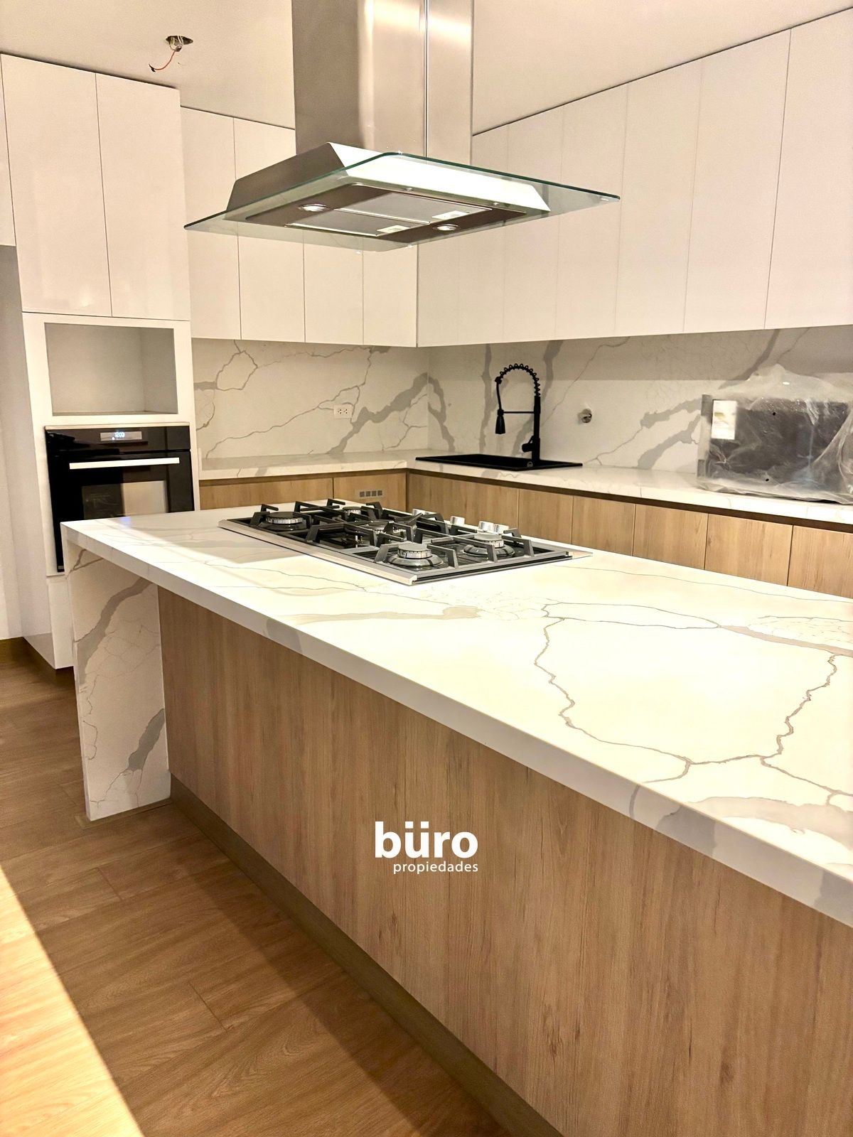 5 de 14: Cocina abierta con isla, acabados muy finos