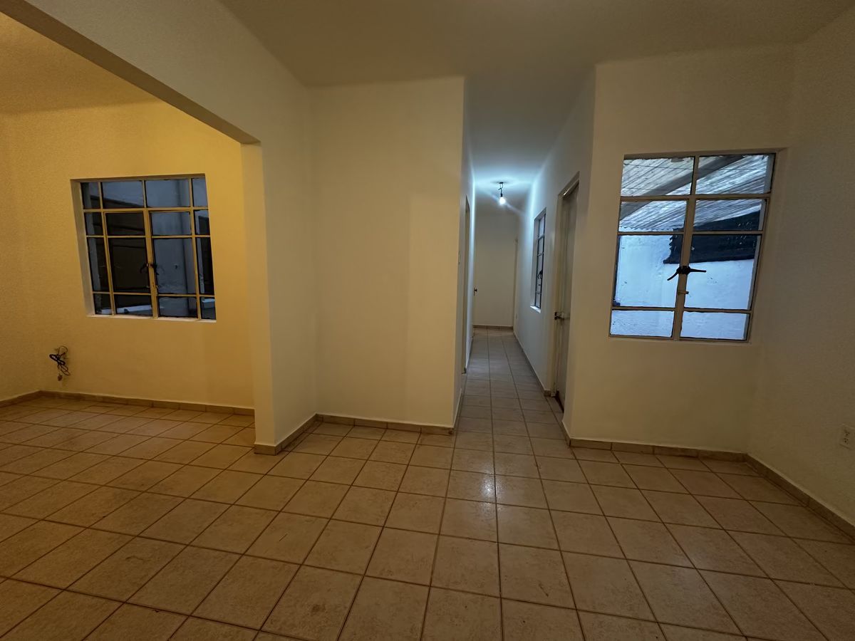 4 de 27: SALA COMEDOR Y PASILLO
