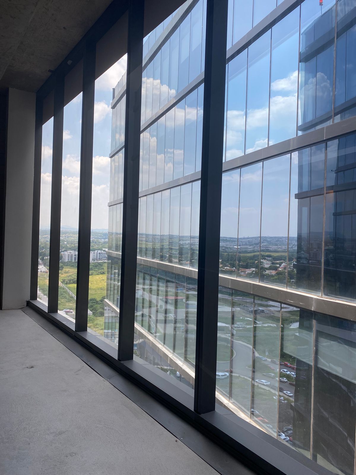 2 of 13: Vetanal de la oficina