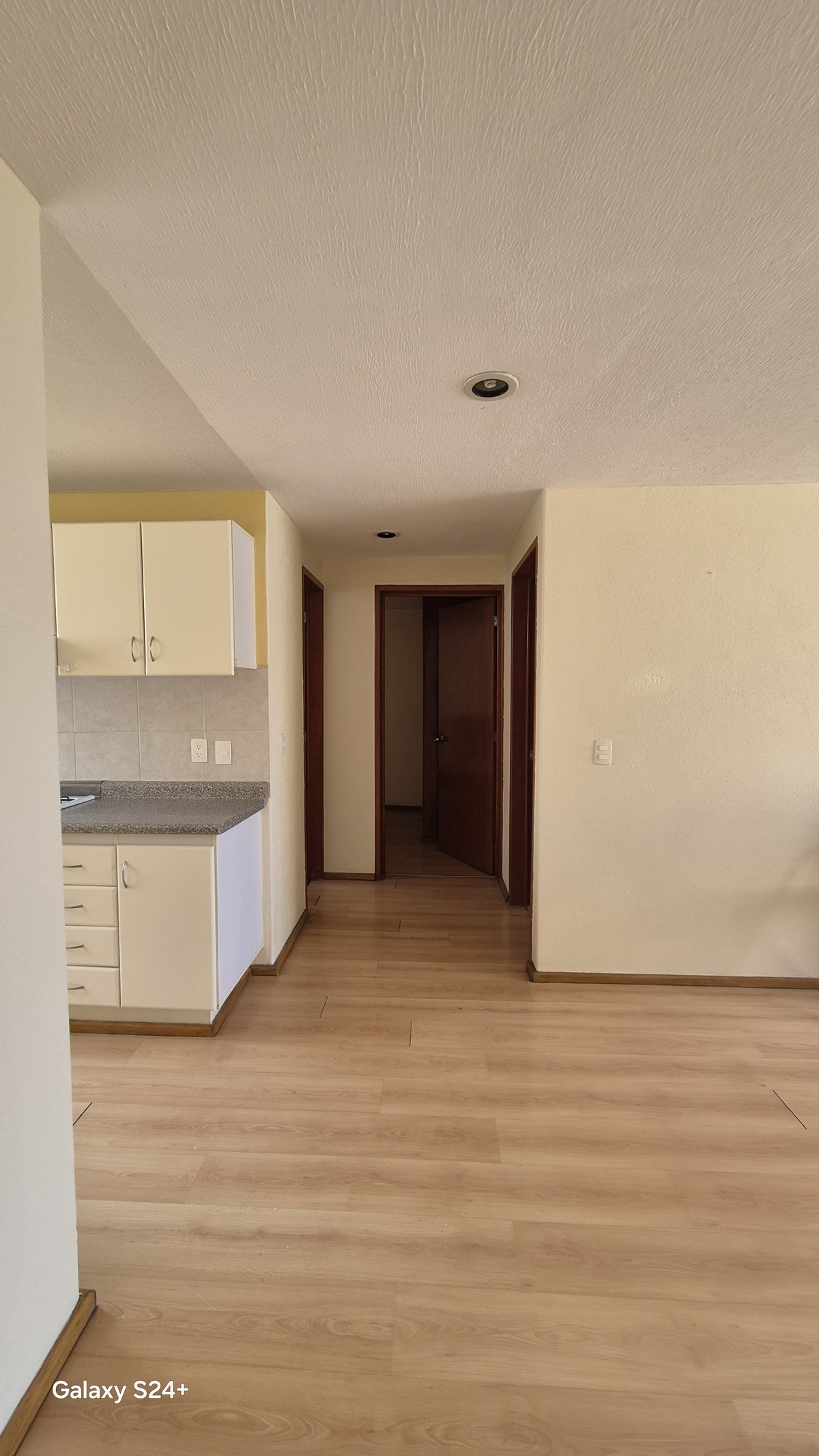 3 de 17: Pasillo a las habitaciones