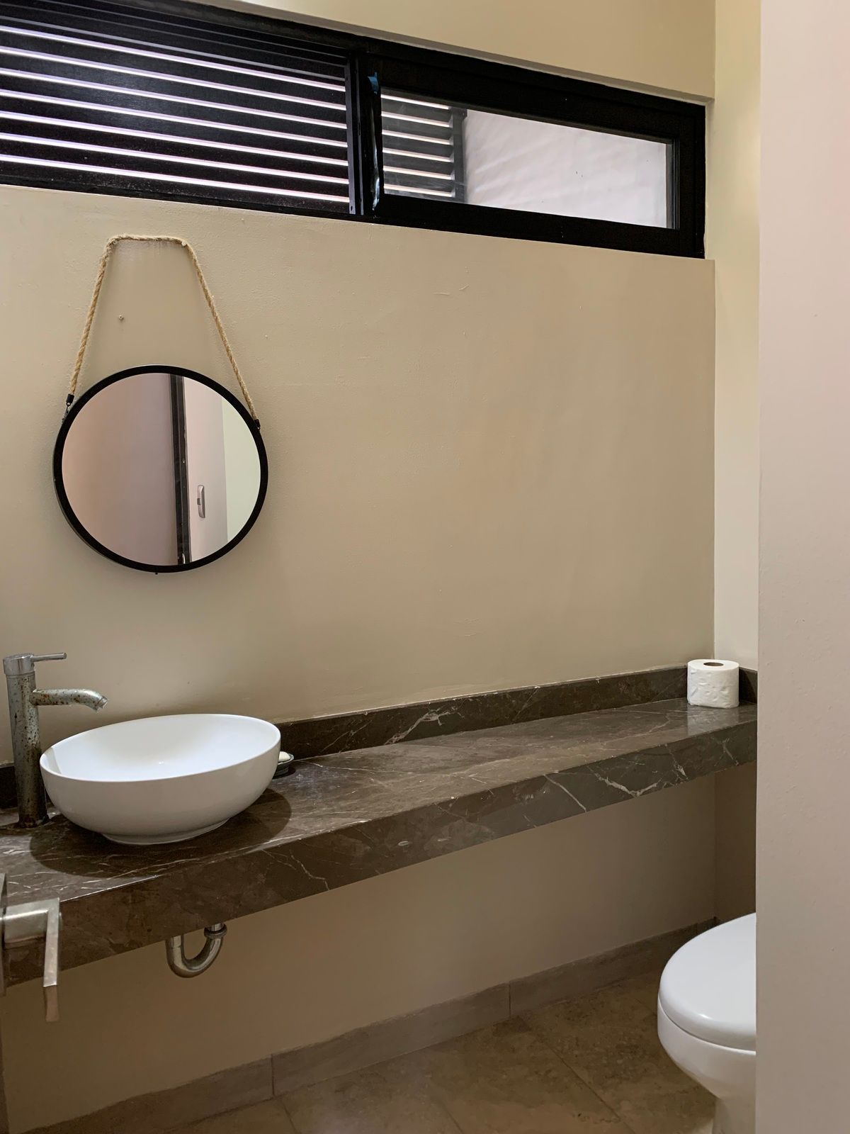 6 de 18: Medio baño PB