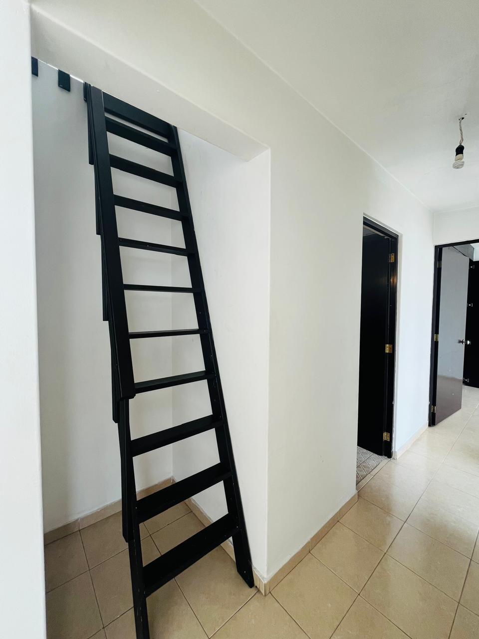 9 of 30: Escalera a bodega o estudio