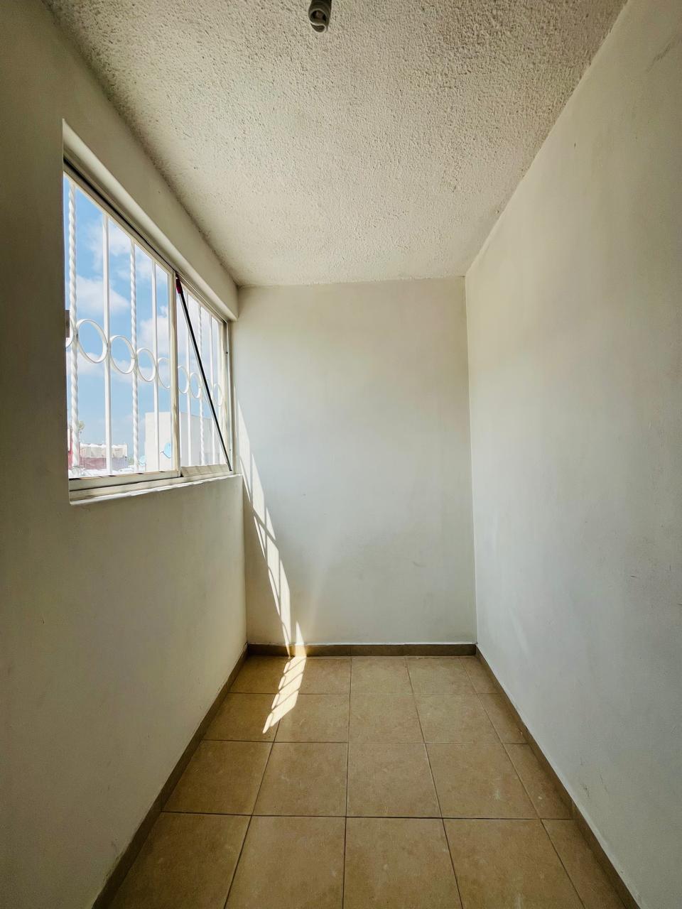 11 of 30: Bodegas o estudio en planta alta