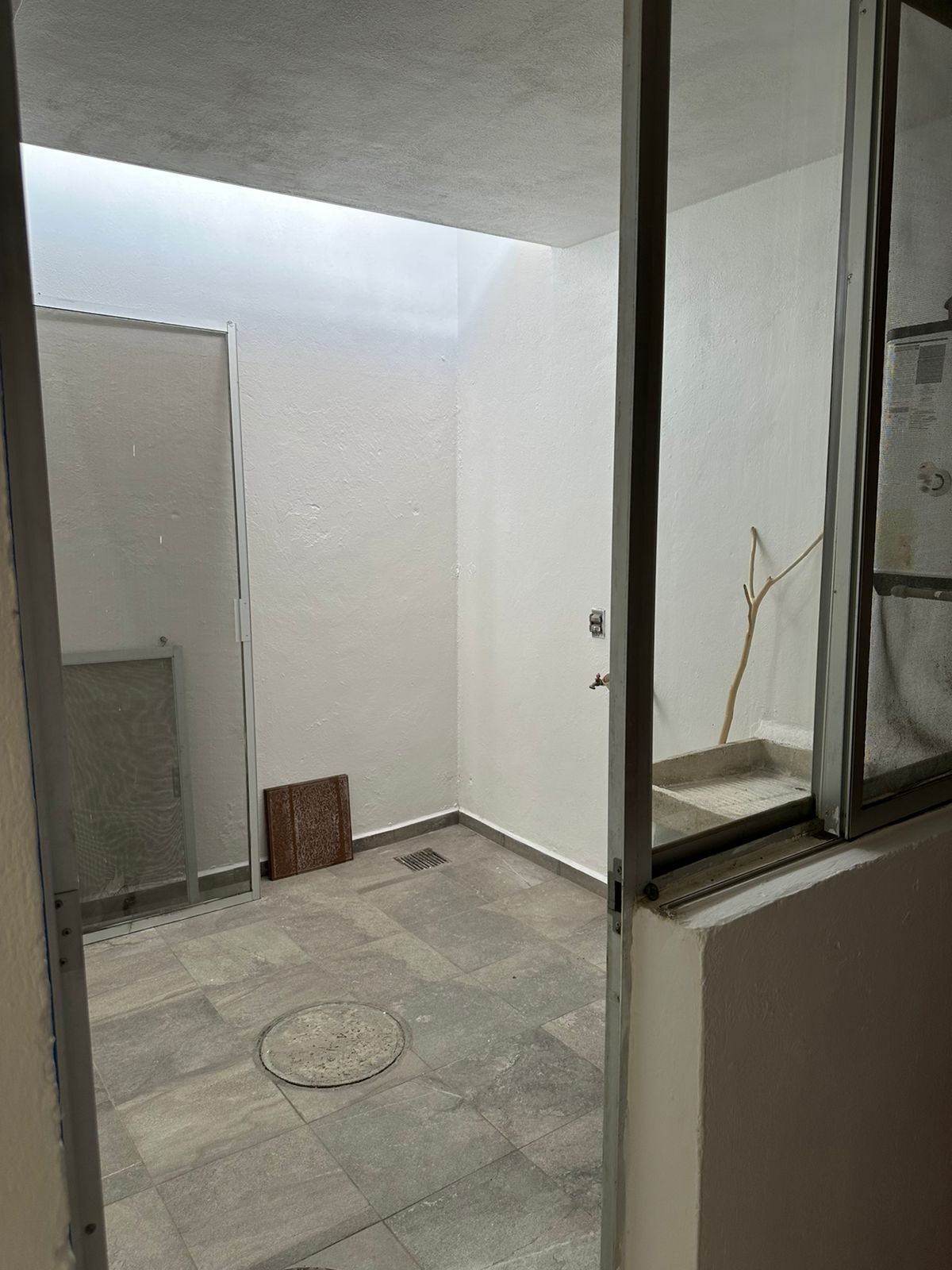 4 de 14: PATIO DE SERVICIO