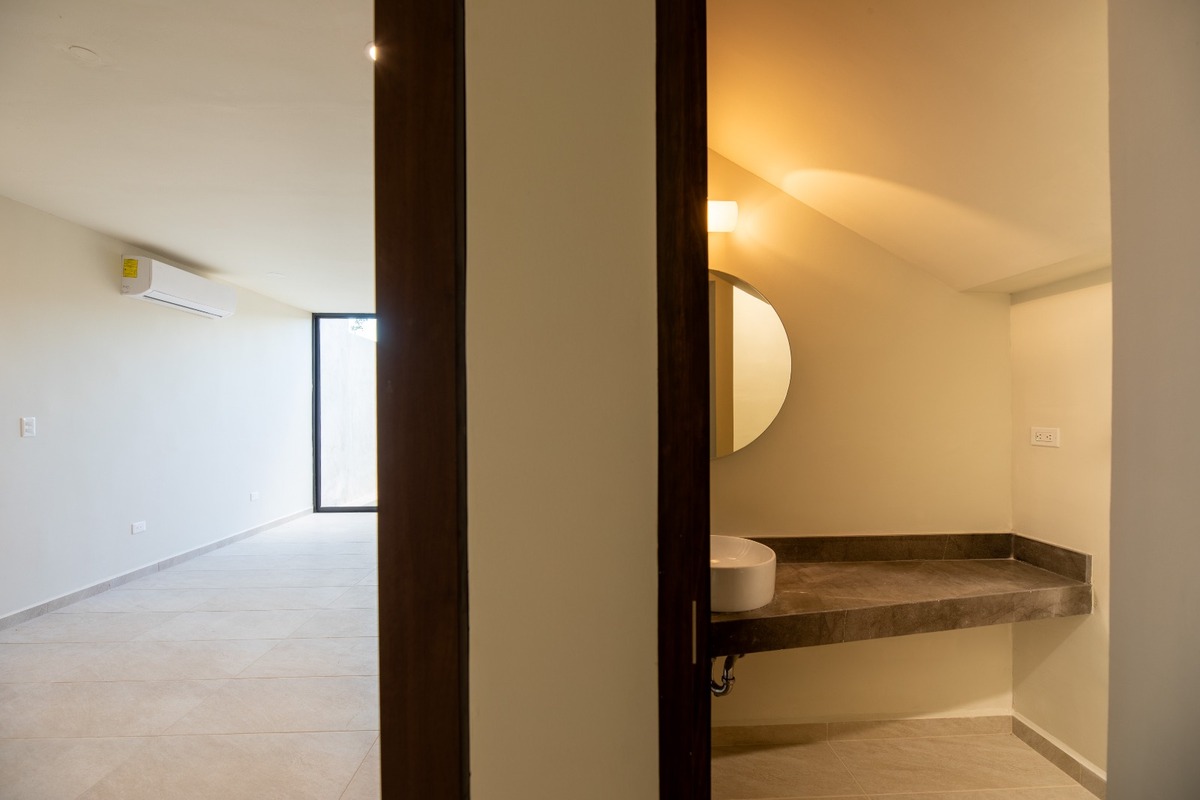 4 of 22: Baño completo en planta baja
