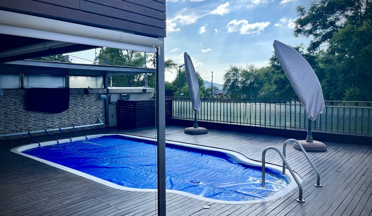 4 of 7: Alberca y Terraza