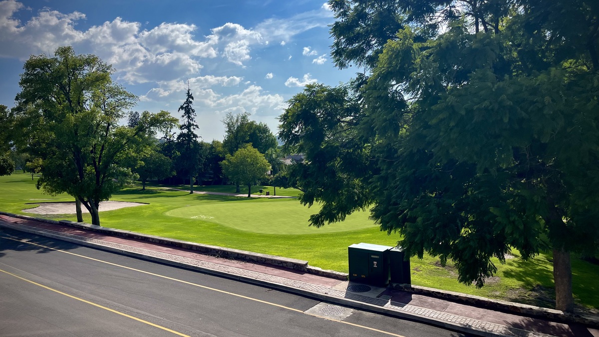 3 of 7: Vista al Campo de Golf
