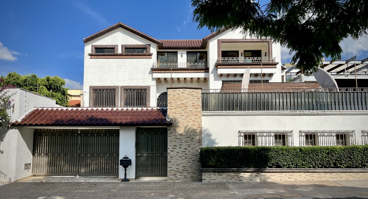 1 of 7: Fachada Exterior