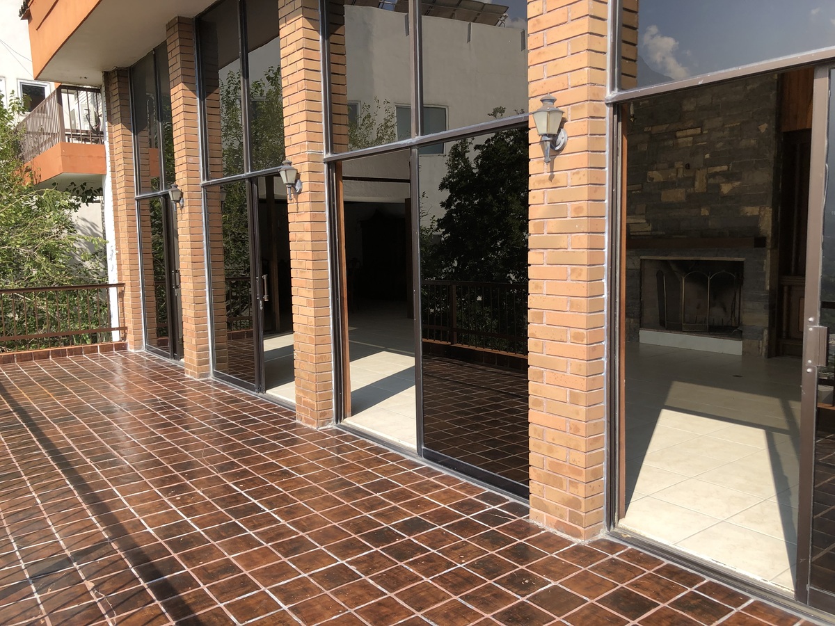 4 of 24: Terraza