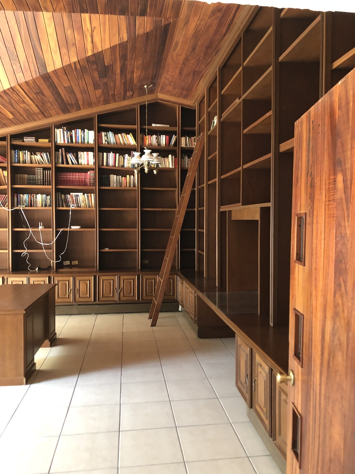 5 of 24: Biblioteca y cuarto de tv
