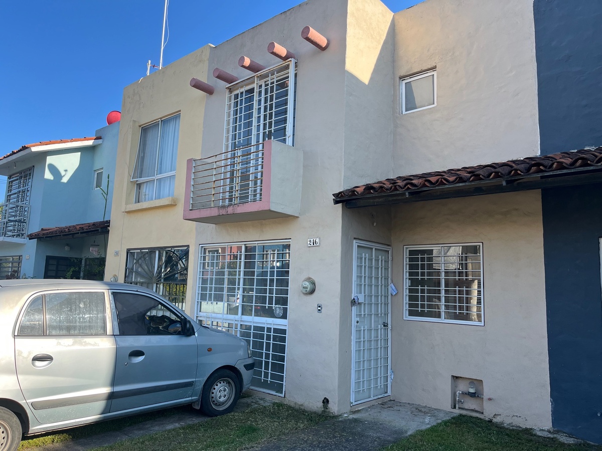 1 of 29: frente de la casa