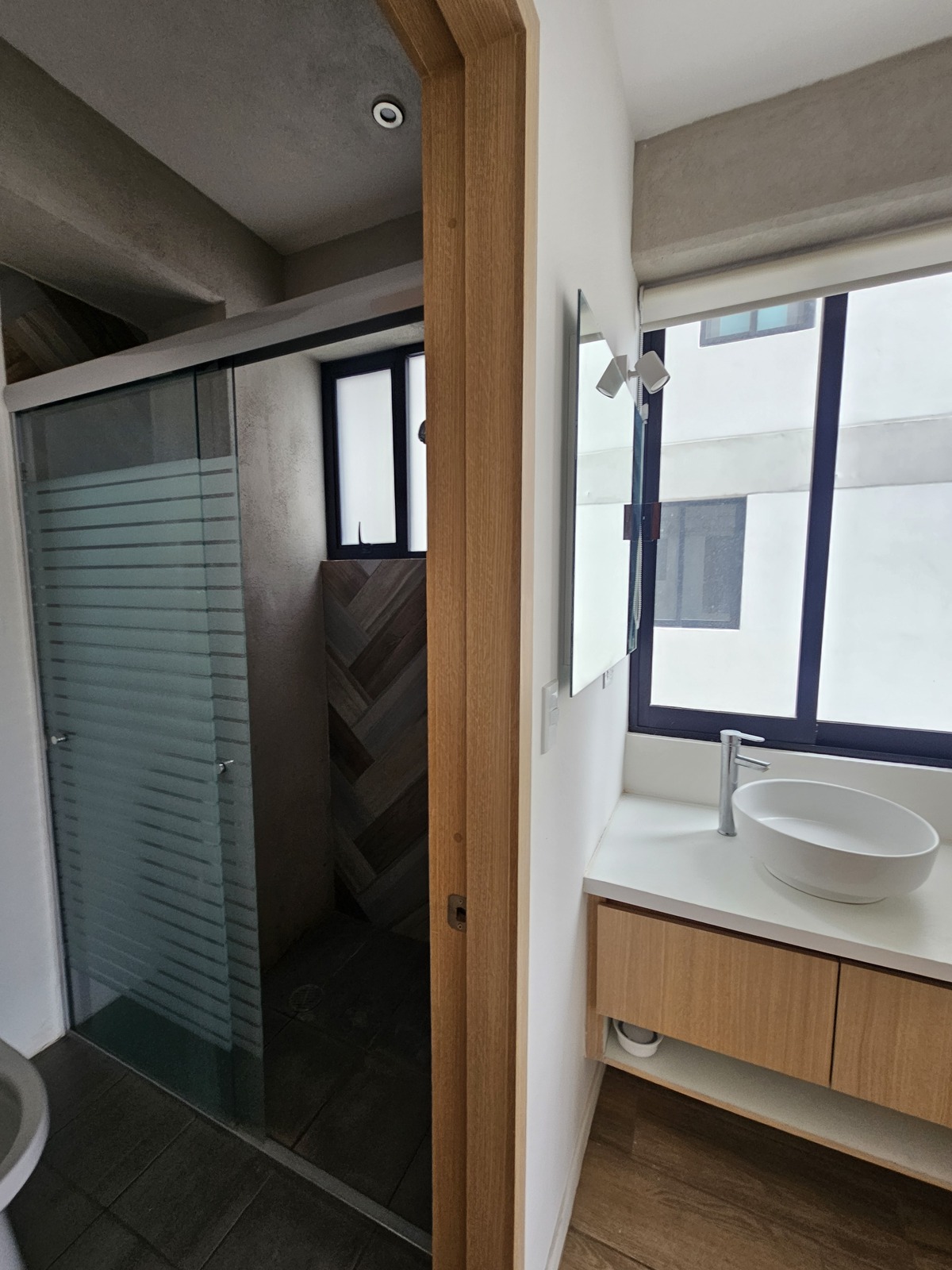 12 de 28: Baño con cancel de cristal