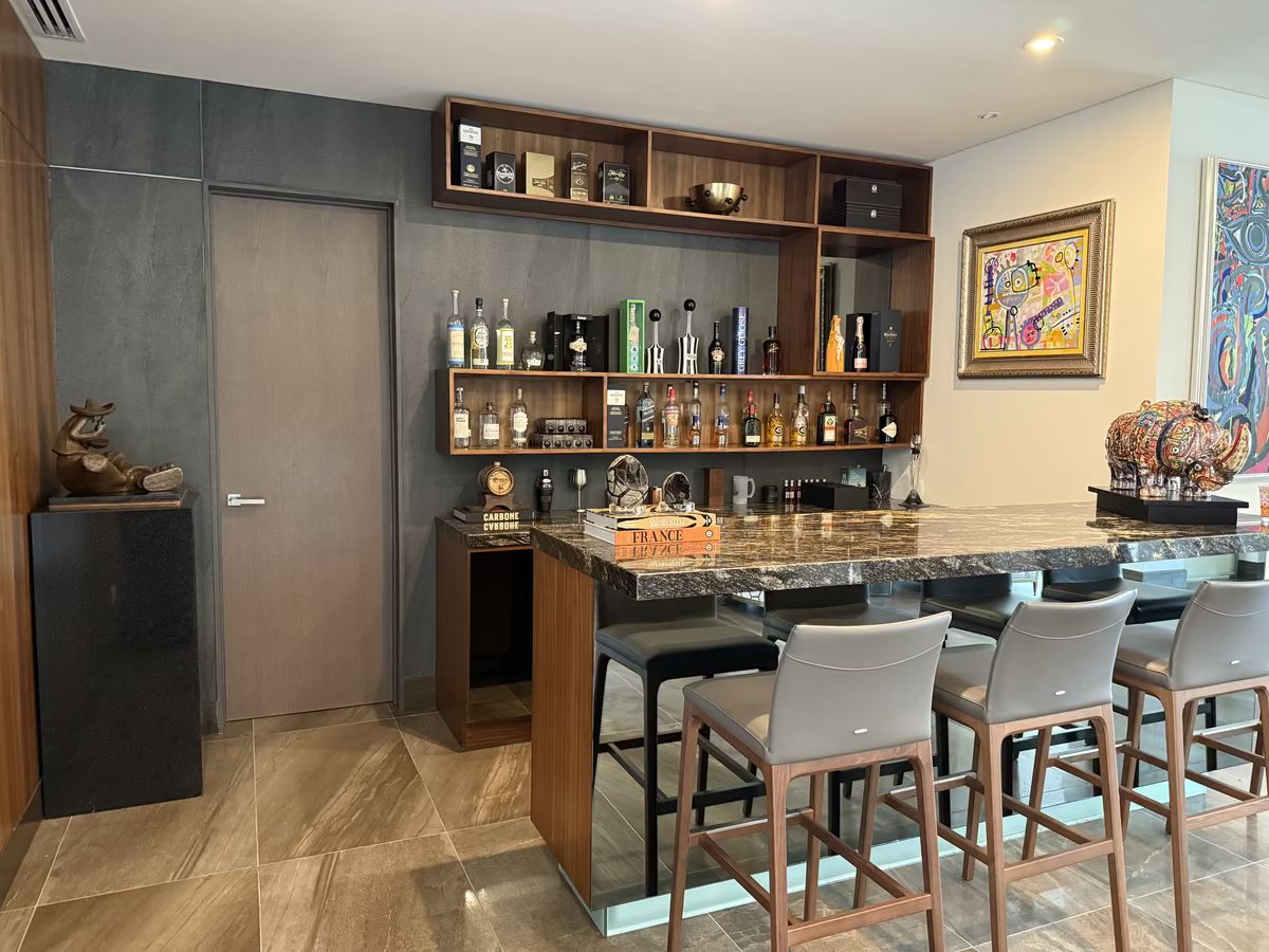 2 de 27: Bar