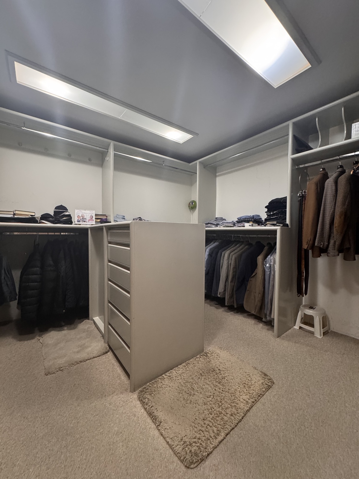 18 de 23: Vestidor recámara principal