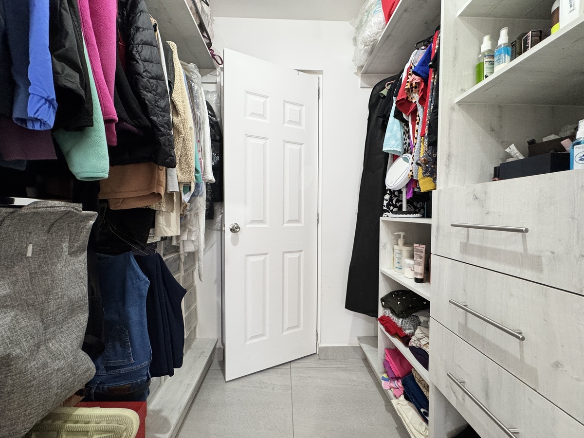8 de 12: Vestidor