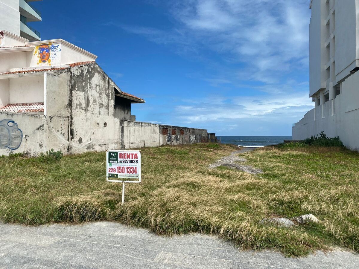 Terreno de 1237.60 m2 en venta sobre Blvd. Ávila Camacho. BOCA DEL RÍO, VER.