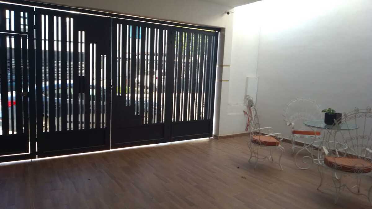 3 de 12: Vista del garage desde el vestibulo
