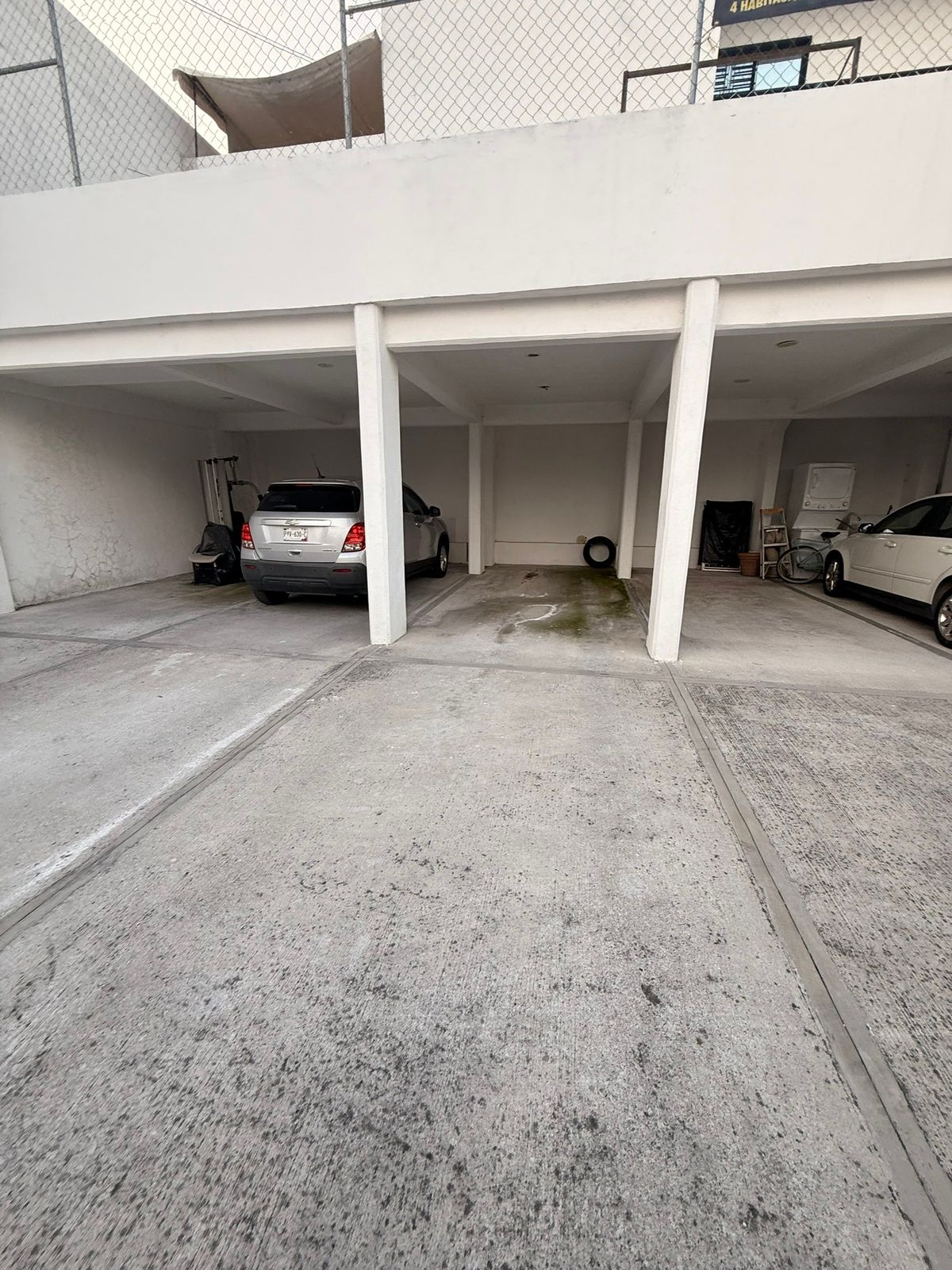 4 de 24: Estacionamiento