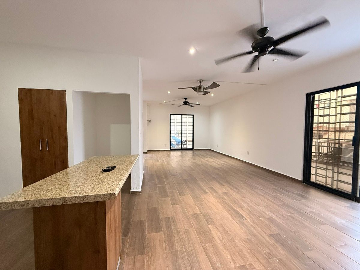 6 de 24: Isla de la Cocina y estancia