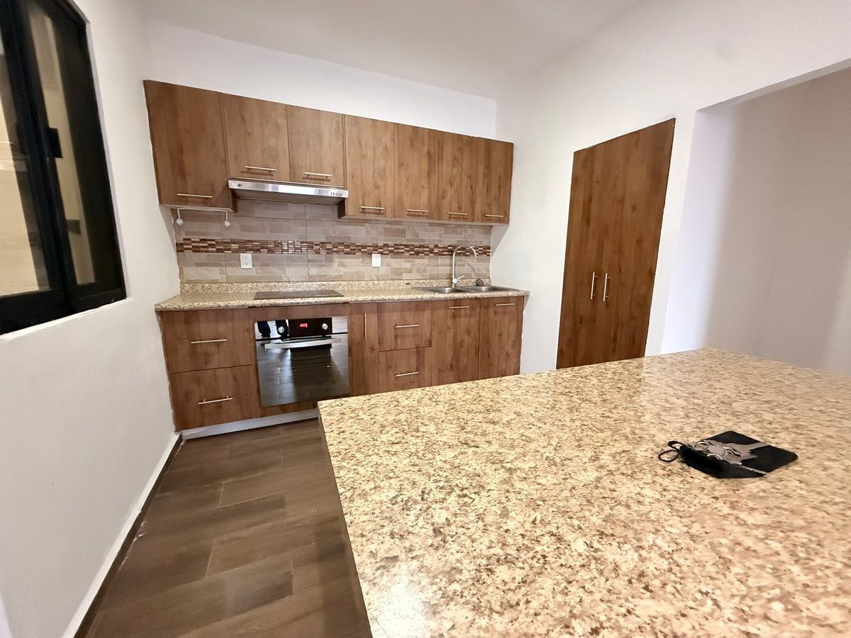 7 de 24: Cocina Integral con Barra de granito